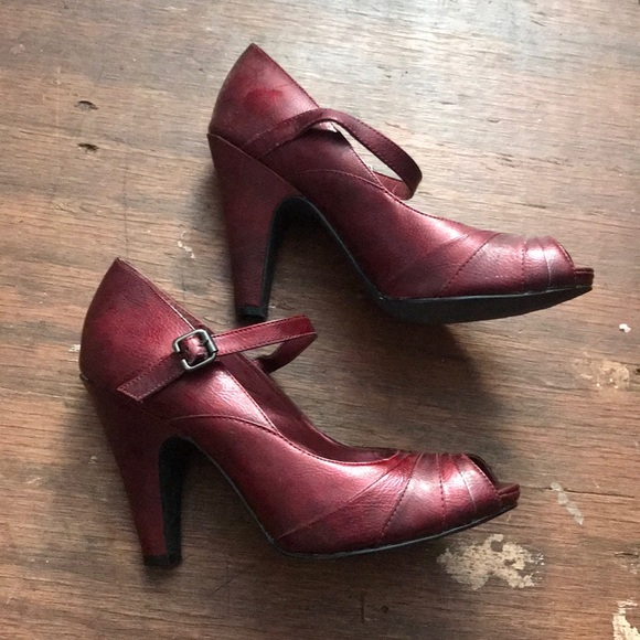 Red open toe heels - Picture 2 of 5